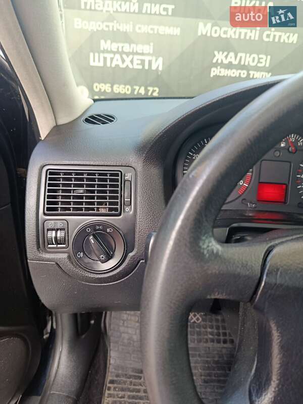 Хэтчбек Volkswagen Golf 2001 в Золочеве