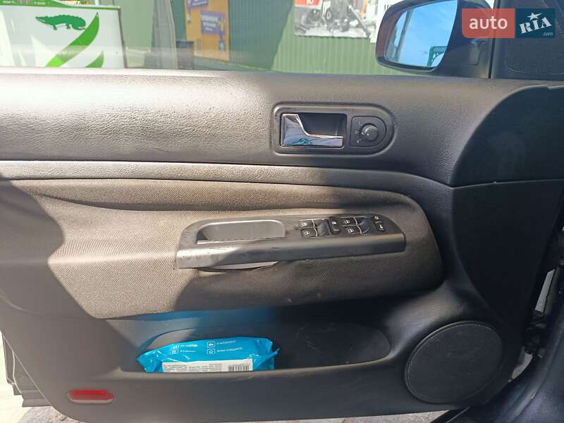 Хэтчбек Volkswagen Golf 2001 в Золочеве