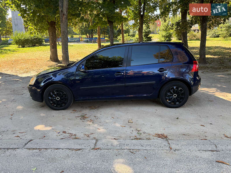 Хетчбек Volkswagen Golf 2005 в Києві