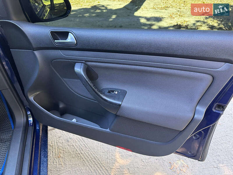 Хетчбек Volkswagen Golf 2005 в Києві