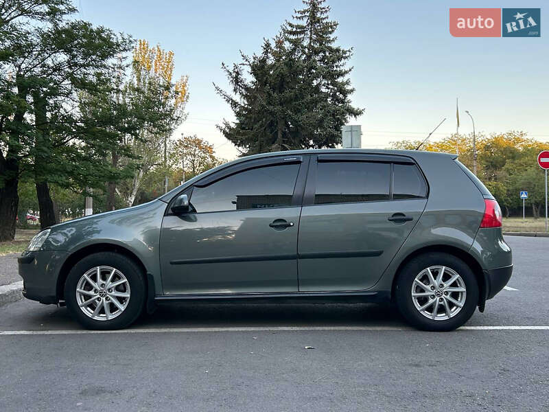 Хетчбек Volkswagen Golf 2005 в Миколаєві