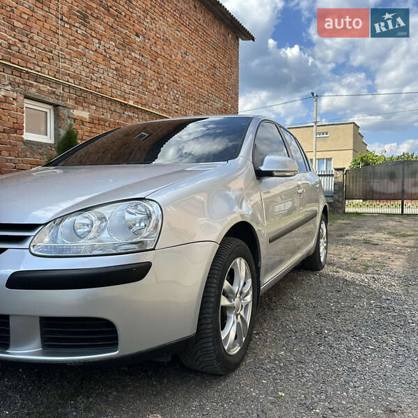 Хетчбек Volkswagen Golf 2005 в Ужгороді