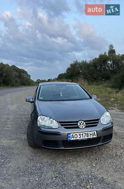 Хетчбек Volkswagen Golf 2005 в Сваляві