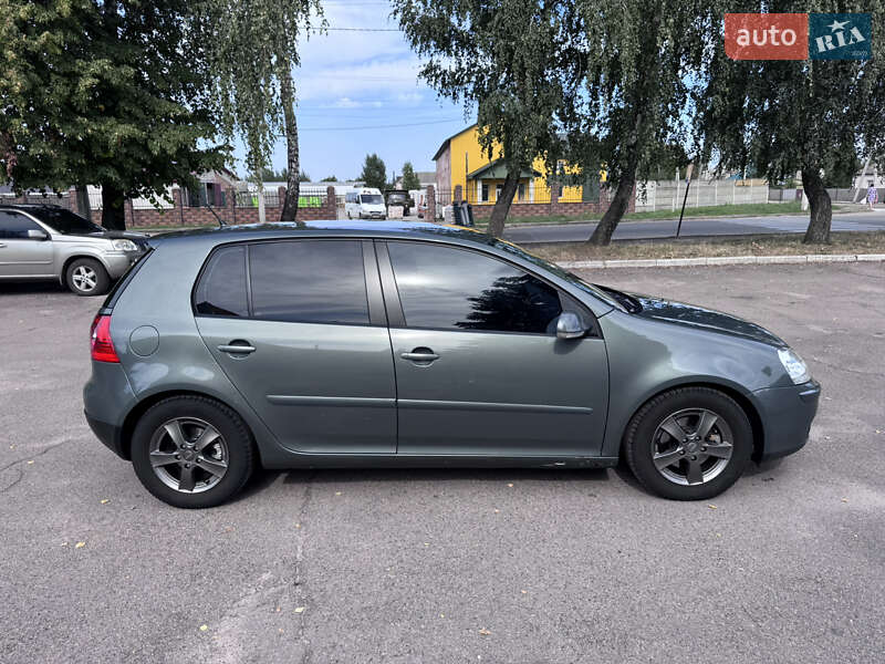 Хэтчбек Volkswagen Golf 2006 в Попельне