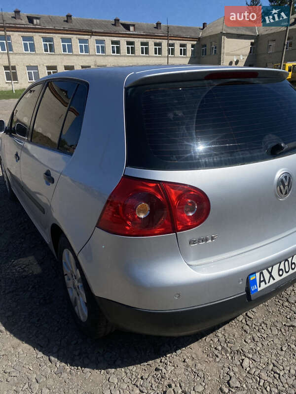 Хэтчбек Volkswagen Golf 2005 в Валках