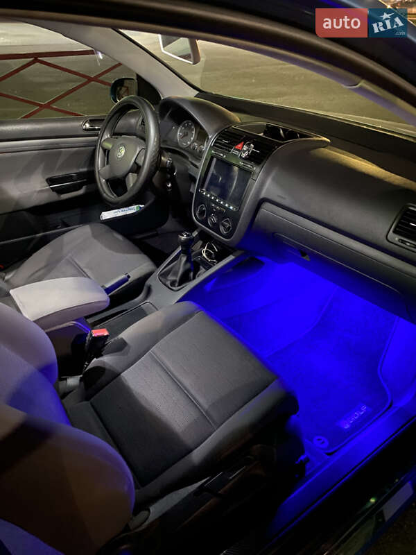 Хэтчбек Volkswagen Golf 2003 в Краснограде