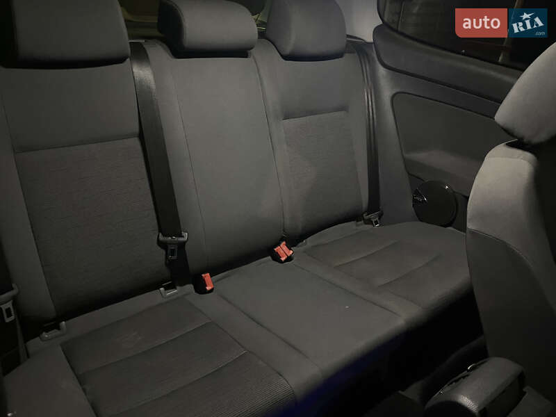 Хэтчбек Volkswagen Golf 2003 в Краснограде