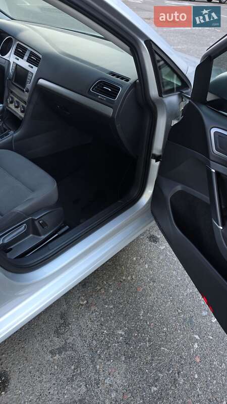 Хетчбек Volkswagen Golf 2015 в Києві