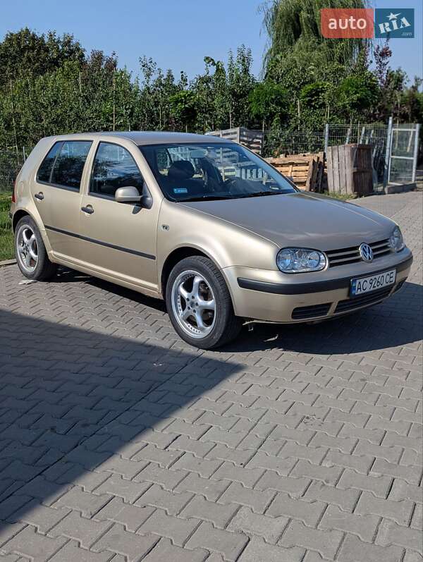 Хетчбек Volkswagen Golf 2001 в Луцьку