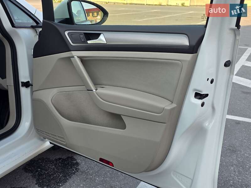 Універсал Volkswagen Golf 2015 в Тернополі