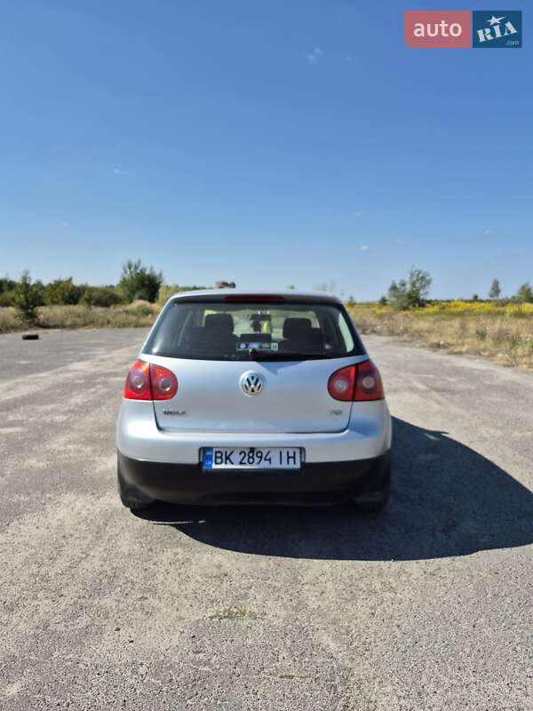 Хэтчбек Volkswagen Golf 2004 в Березному