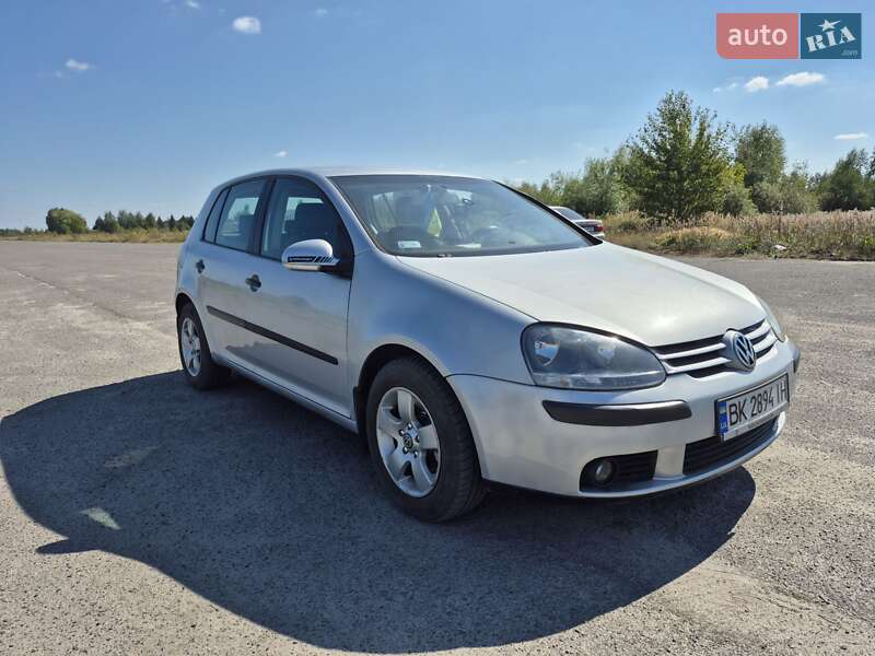 Хэтчбек Volkswagen Golf 2004 в Березному