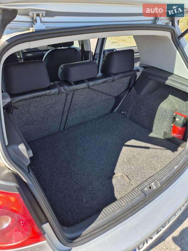 Хэтчбек Volkswagen Golf 2004 в Березному