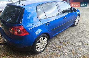Хэтчбек Volkswagen Golf 2005 в 