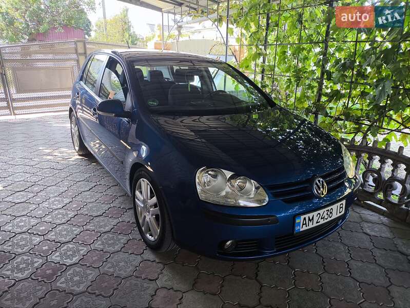 Хэтчбек Volkswagen Golf 2005 в 