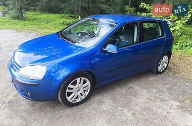 Хэтчбек Volkswagen Golf 2005 в 