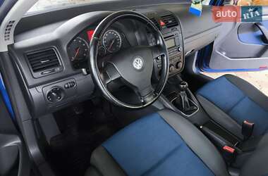 Хэтчбек Volkswagen Golf 2005 в 