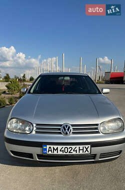 Хэтчбек Volkswagen Golf 2001 в Коростене