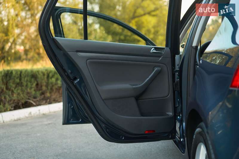 Хэтчбек Volkswagen Golf 2004 в Кременчуге