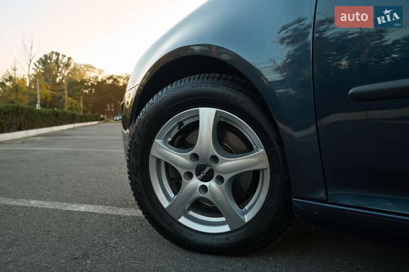 Хэтчбек Volkswagen Golf 2004 в Кременчуге