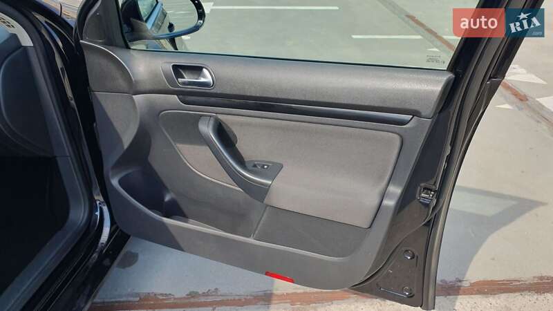 Универсал Volkswagen Golf 2011 в Киеве