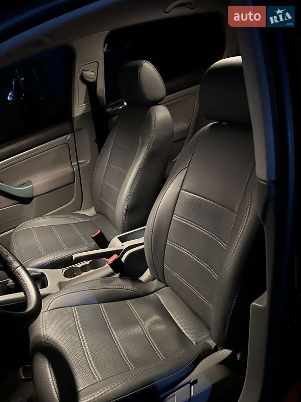 Хетчбек Volkswagen Golf 2004 в Тернополі