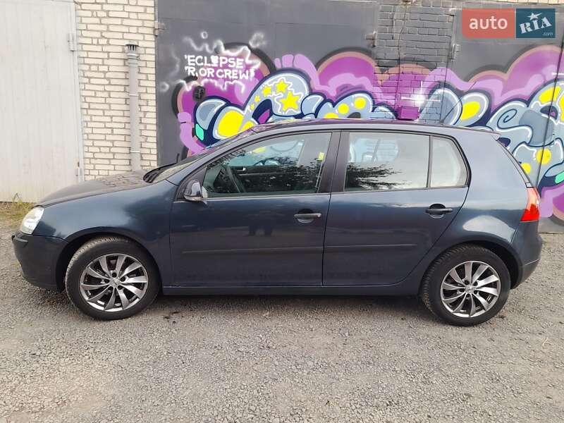Хетчбек Volkswagen Golf 2005 в Луцьку