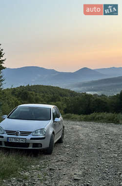 Хэтчбек Volkswagen Golf 2005 в Тячеве
