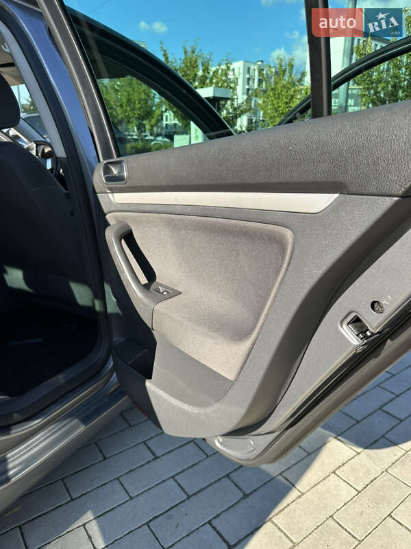 Хэтчбек Volkswagen Golf 2008 в Ужгороде