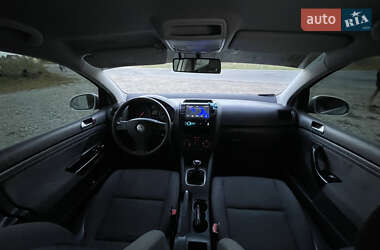 Хетчбек Volkswagen Golf 2005 в 
