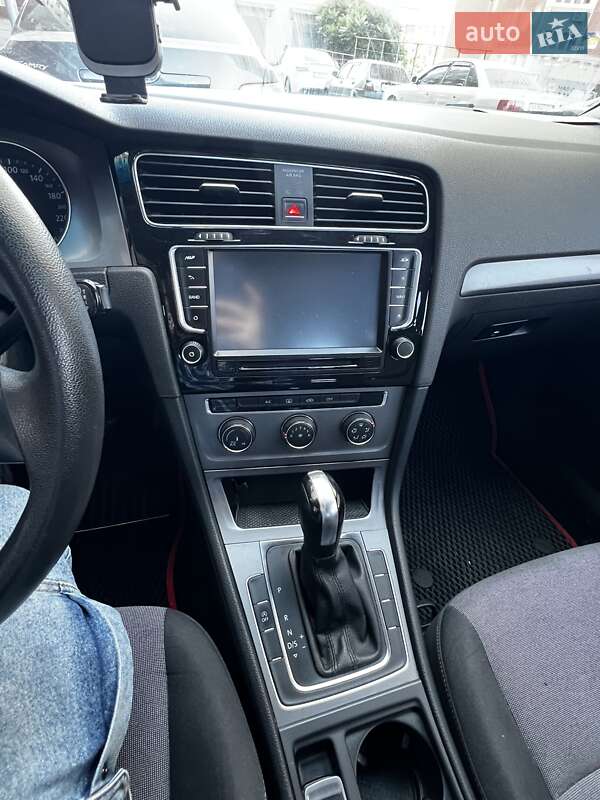 Универсал Volkswagen Golf 2015 в Вышгороде