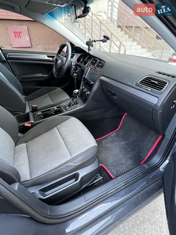 Универсал Volkswagen Golf 2015 в Вышгороде