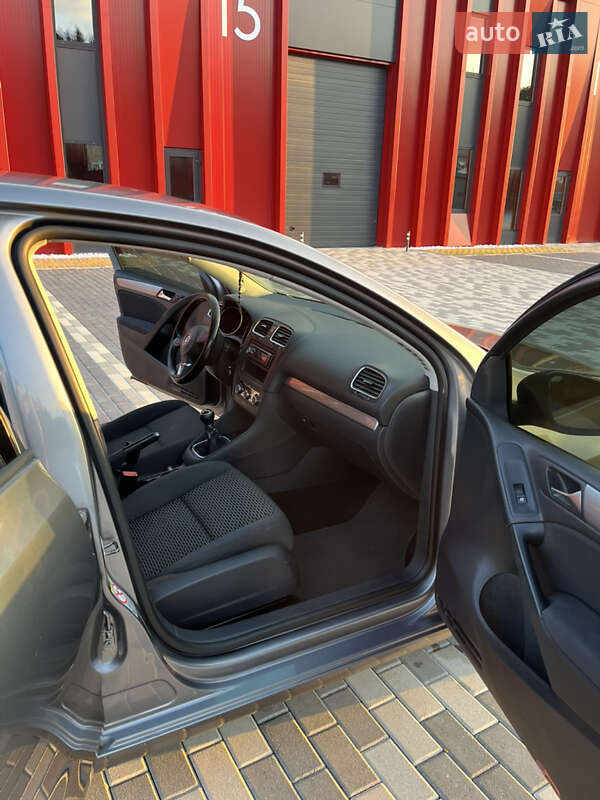 Хэтчбек Volkswagen Golf 2010 в Львове