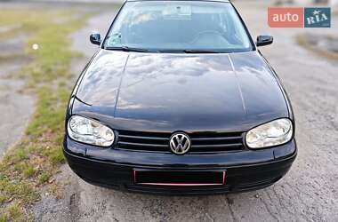 Хэтчбек Volkswagen Golf 2003 в Сарнах