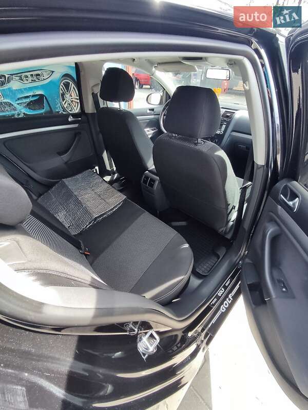 Хэтчбек Volkswagen Golf 2007 в Черновцах