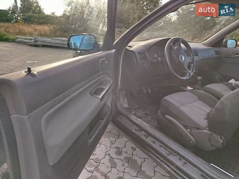 Хэтчбек Volkswagen Golf 2001 в Стрые