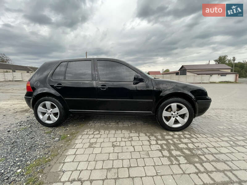 Хэтчбек Volkswagen Golf 2003 в Белогорье