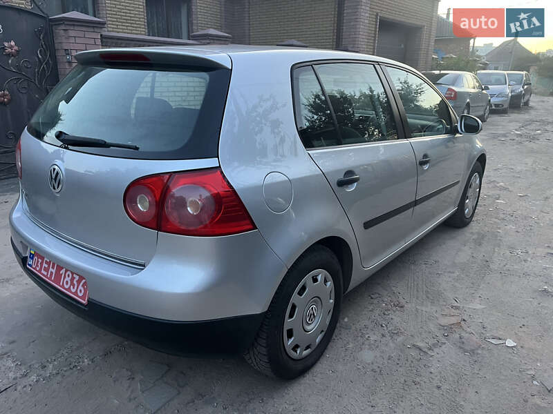 Хетчбек Volkswagen Golf 2004 в Охтирці