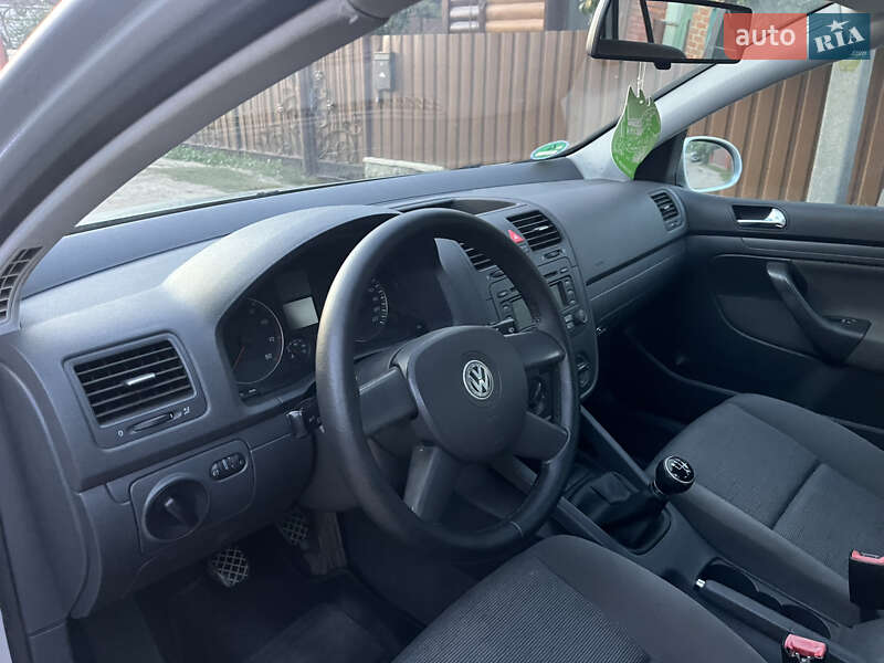 Хетчбек Volkswagen Golf 2004 в Охтирці