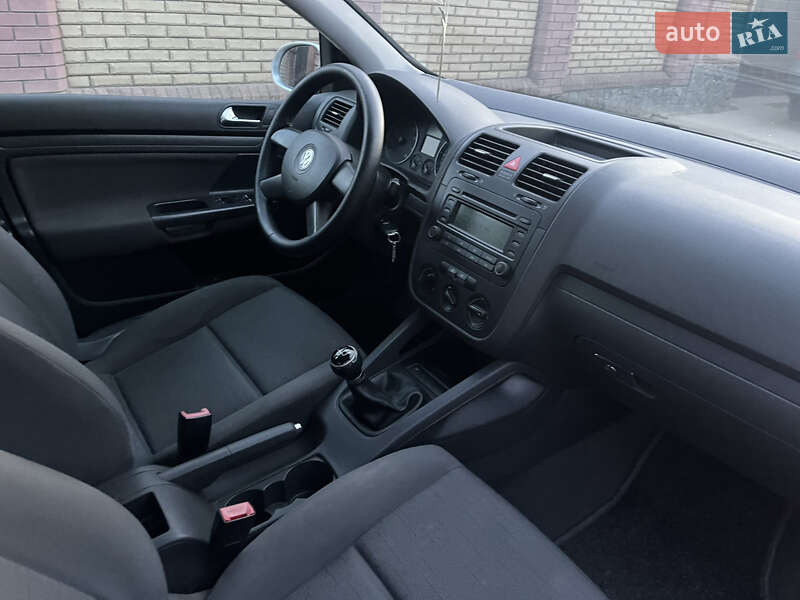 Хетчбек Volkswagen Golf 2004 в Охтирці