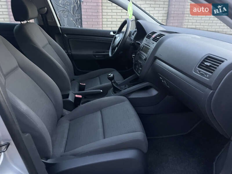 Хетчбек Volkswagen Golf 2004 в Охтирці