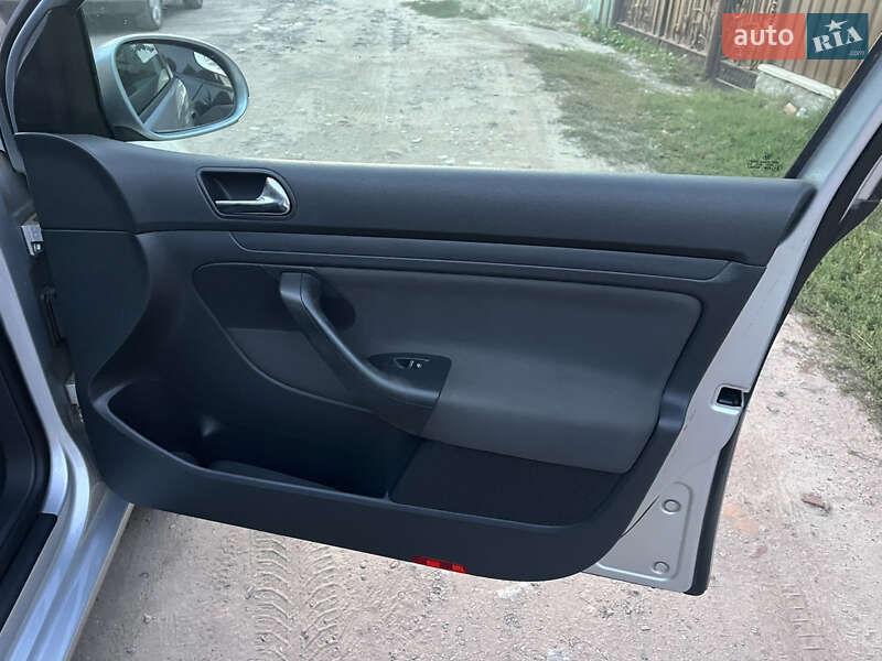 Хетчбек Volkswagen Golf 2004 в Охтирці