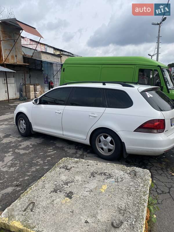 Универсал Volkswagen Golf 2011 в Староконстантинове