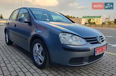 Хэтчбек Volkswagen Golf 2004 в Нововолынске