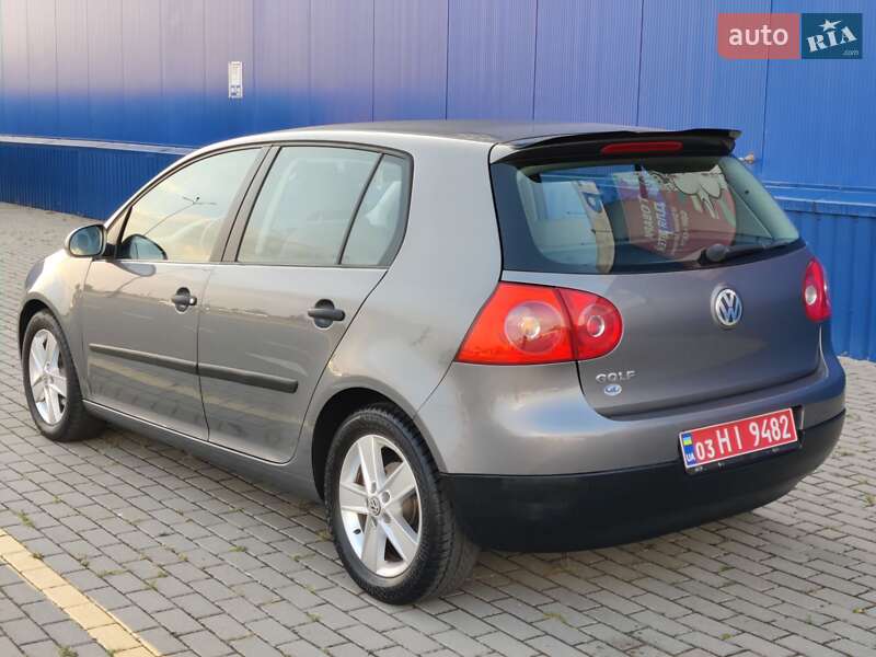 Хэтчбек Volkswagen Golf 2004 в Нововолынске