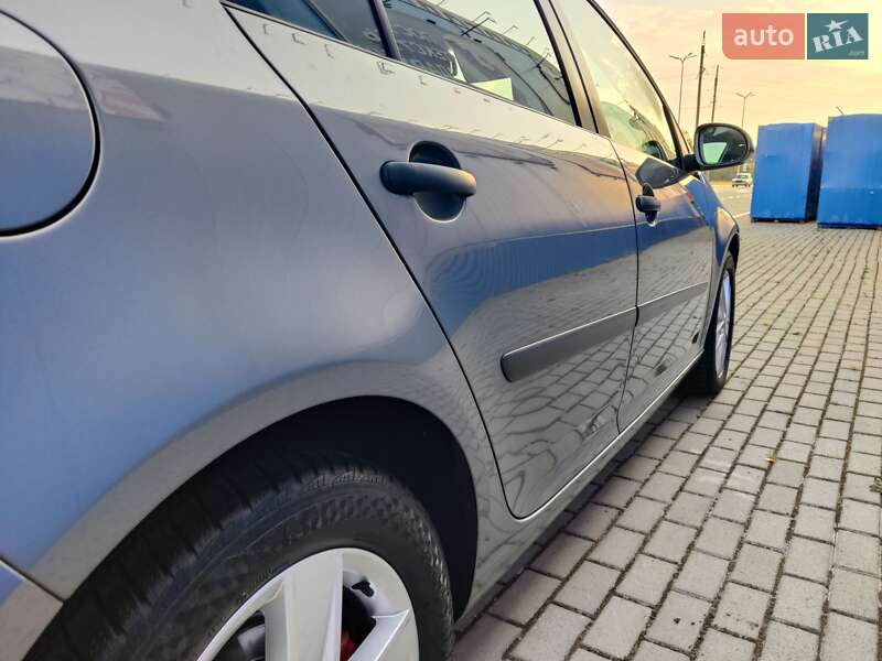 Хэтчбек Volkswagen Golf 2004 в Нововолынске