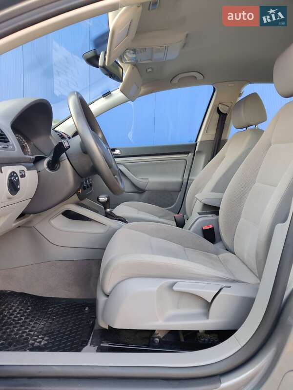 Хэтчбек Volkswagen Golf 2004 в Нововолынске