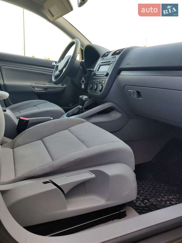 Хэтчбек Volkswagen Golf 2004 в Нововолынске