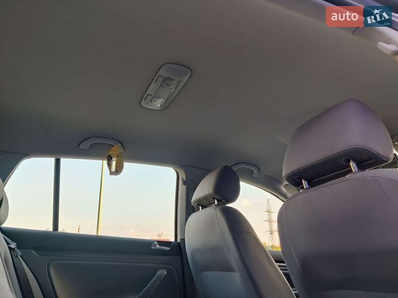 Хэтчбек Volkswagen Golf 2004 в Нововолынске