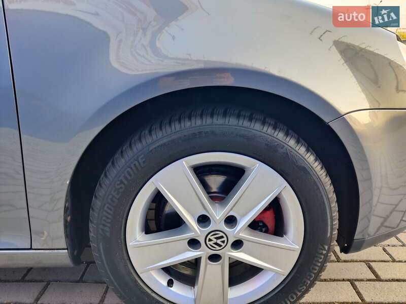 Хэтчбек Volkswagen Golf 2004 в Нововолынске